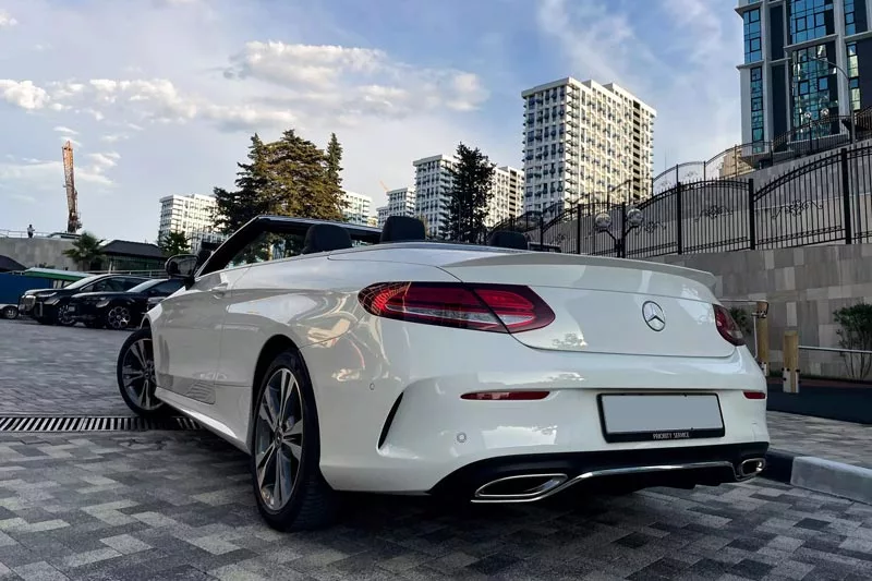 Mercedes C 300 вид сбоку