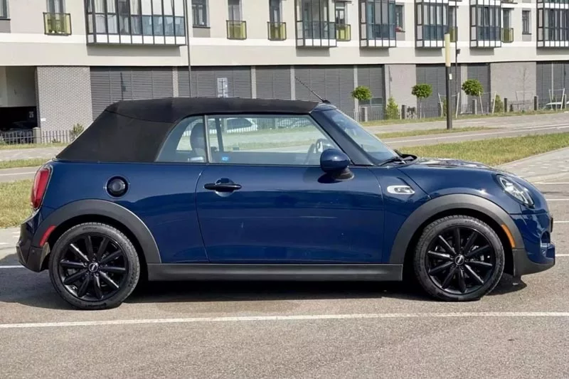 Mini Cooper S вид сзади